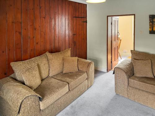 Posezení v ubytování Rogue Cottage