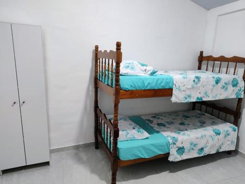 Ένα ή περισσότερα κρεβάτια σε δωμάτιο στο casa praia matinhos