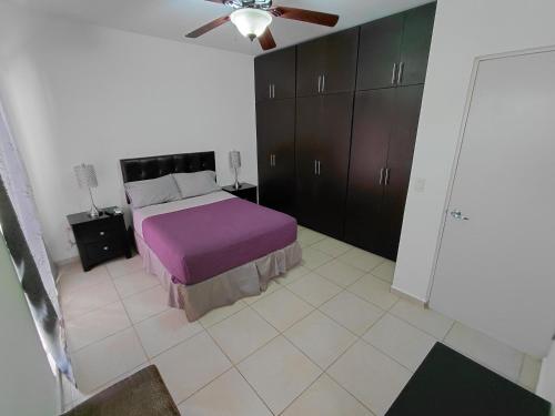 Ένα ή περισσότερα κρεβάτια σε δωμάτιο στο Amplia residencia con acceso privado