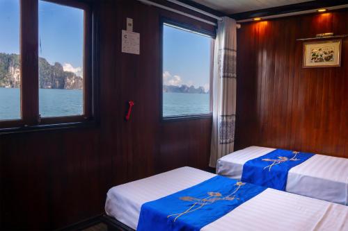Ένα ή περισσότερα κρεβάτια σε δωμάτιο στο Freedom Cruise Ha Long Bay - Lan Hạ Bay