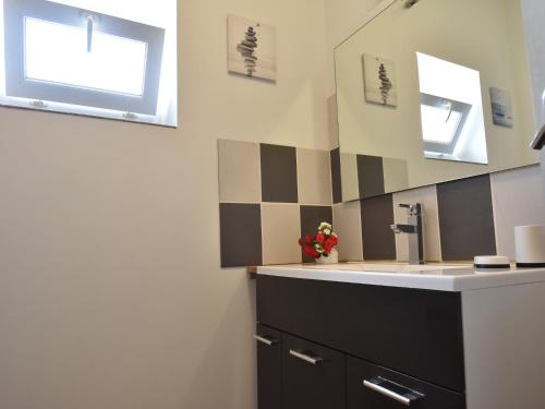 Kuchyň nebo kuchyňský kout v ubytování Holiday Home in Crux-la-Ville near Lake