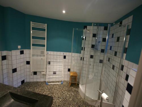 Ένα μπάνιο στο Apartment in France with Pool