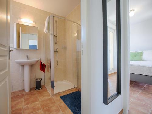 ein Badezimmer mit Dusche und Waschbecken in der Unterkunft Villa in Joyeuse with Private Pool & History in Ribes