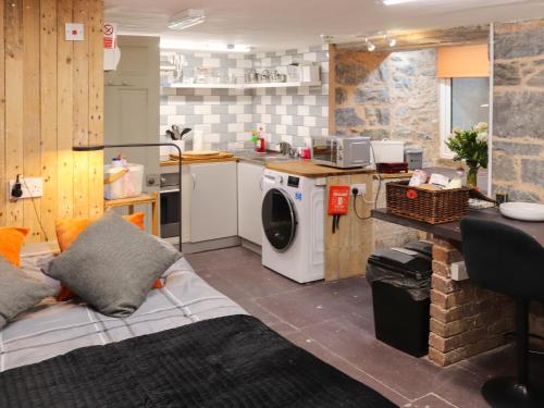 una piccola cucina con lavatrice di The Snug a Y Felinheli