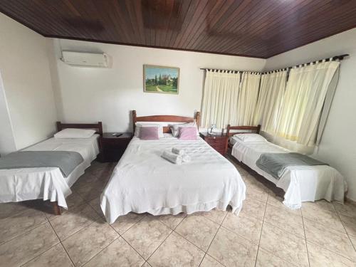 Postel nebo postele na pokoji v ubytování Chalés Casa Rosa