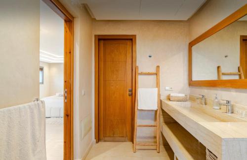 Oulad MazougVilla privée sans vis-à-vis,Padel,Tennis, Five的配有大镜子和水槽的浴室