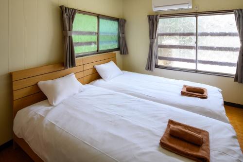 Giường trong phòng chung tại Guest House DAN 団