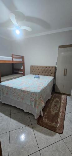 um quarto com uma cama com uma mesa e um armário em Villa Serena em Nova Odessa