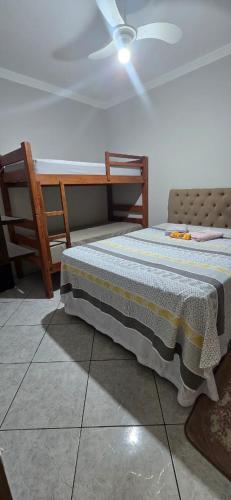 um quarto com uma cama e um ventilador de teto em Villa Serena em Nova Odessa