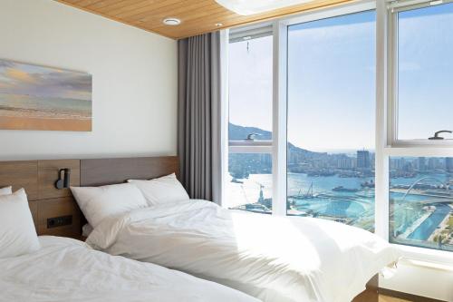 Postel nebo postele na pokoji v ubytování Brown Suites Busan Station