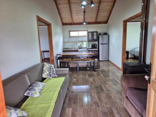 Una cocina o cocineta en Cabaña Familiar