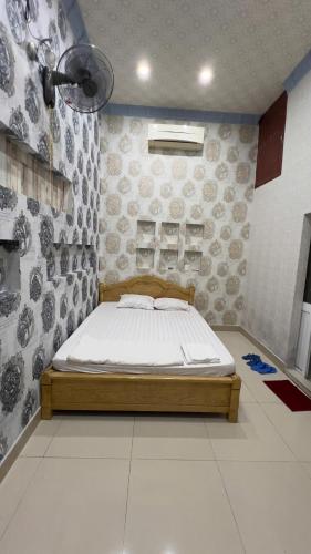 Giường trong phòng chung tại Nhà Nghỉ HOA ĐÀO