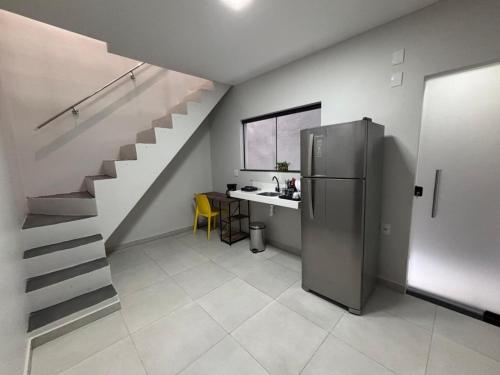 贝伦Torre de Belém do Pará的一间带楼梯和冰箱的厨房