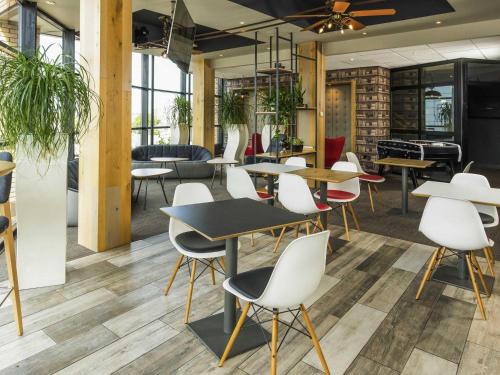 a group of tables and chairs in a room at ibis Leicester in Leicester