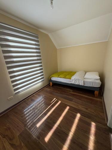 a bedroom with a bed and a window at Alojamiento casa in Temuco