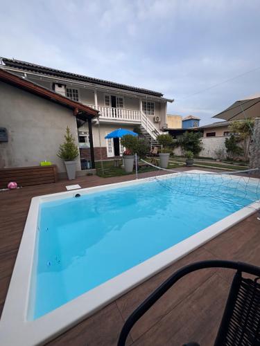 Bazén v ubytování Casa com piscina Balneário Camboriú CasaAlbertiBc nebo v jeho okolí