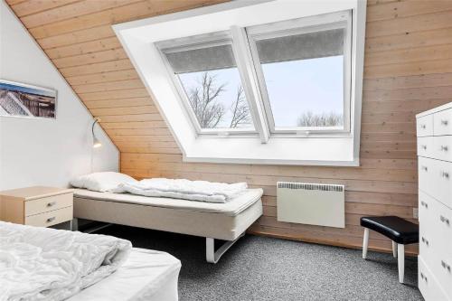 um quarto com 2 camas e 2 janelas em 0372-Romo-Sonder-Frankel-8 em Havneby