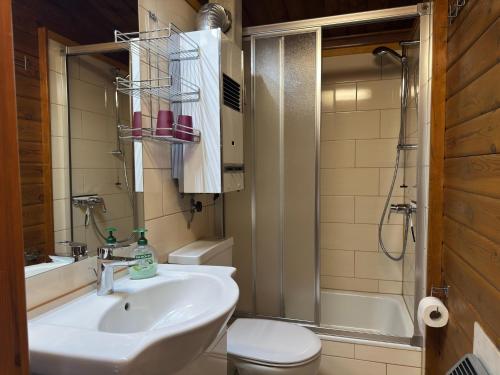 Ένα μπάνιο στο Ferienhaus mit Terrasse