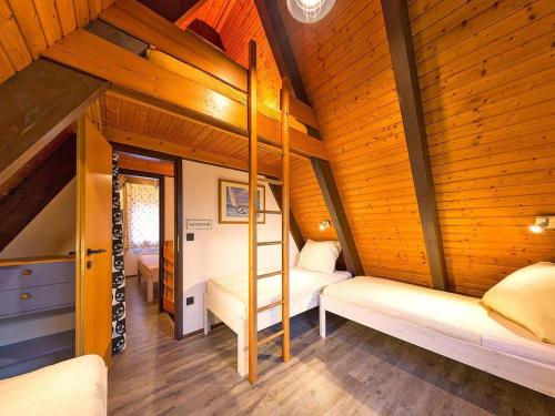 Ένα ή περισσότερα κρεβάτια σε δωμάτιο στο Chalet by Lake Constance with Alpine Views