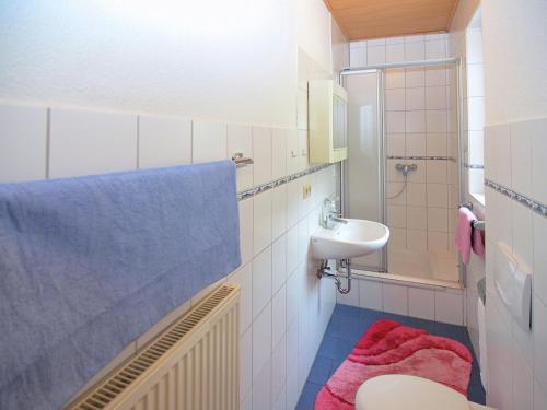 Ένα μπάνιο στο Sonnige Ferienwohnung in Huddingen in Waldnähe