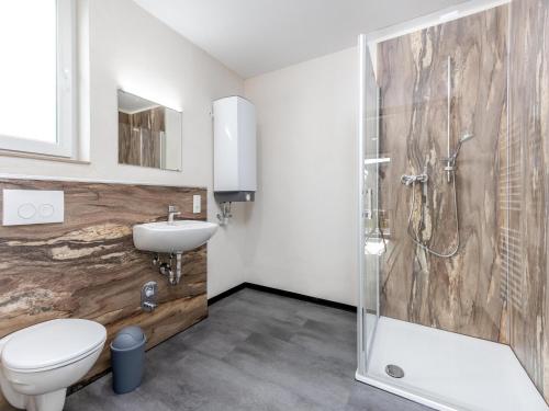 HallschlagHallschlag Lakeside Hideaway的浴室里有马桶、洗手池和淋浴。