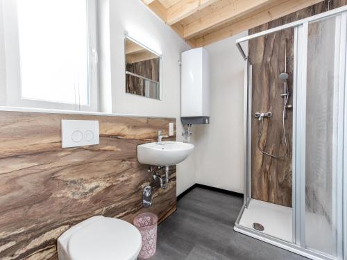 HallschlagLakeside Bungalow in Hallschlag的带淋浴、马桶和水槽的浴室