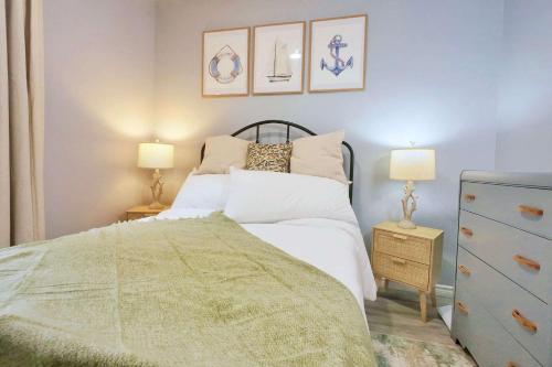 Ένα ή περισσότερα κρεβάτια σε δωμάτιο στο 1BR Backyard Bliss - Apt 6