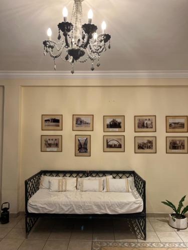 um quarto com uma cama com um lustre em HOTEL LOS TILOS RECONQUISTA em Reconquista