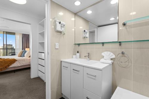 Postel nebo postele na pokoji v ubytování Spacious 3BR with beach view in Surfers Paradise by BB Stay