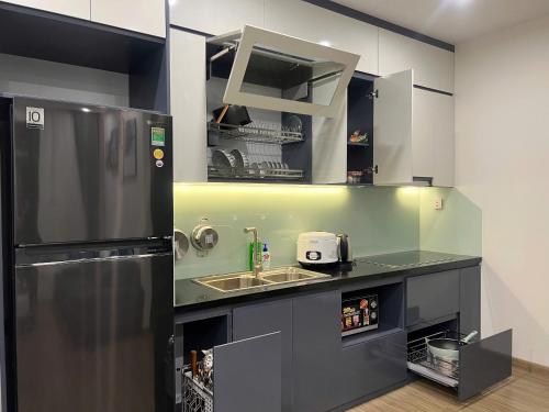 Η κουζίνα ή μικρή κουζίνα στο Homestay Vinhomes Smart City