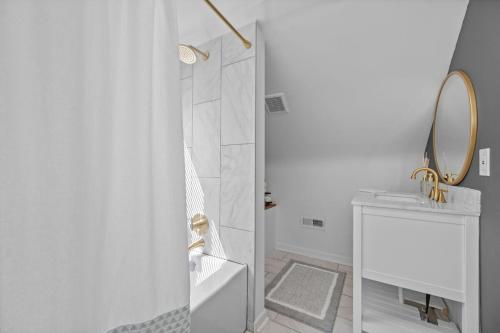 Ένα μπάνιο στο Luxury 5BR Cincinnati, Sleeps 12, Crib, Home Gym, Fenced Backyard