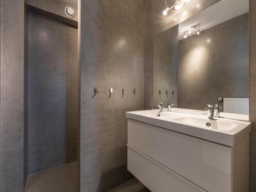 Koupelna v ubytování Holiday Home in Nes near Vleijen Area