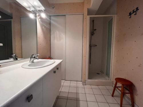 Studio spacieux face mer avec balcon et garage, proche plage et commerces aux Sables-d'Olonne