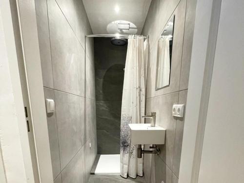 Ένα μπάνιο στο Pleasant apartment near Valkenburg