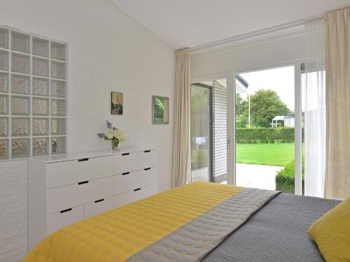 Кровать или кровати в номере Bungalow near Lake Veere for Water Sports