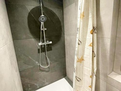 Ένα μπάνιο στο Holiday home in Voerendaal with terrace