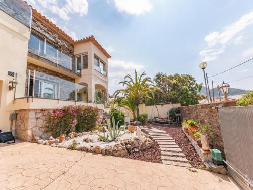 Modern Villa with Garden
