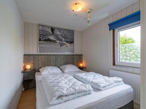 Postel nebo postele na pokoji v ubytování Attractive holiday home near beach