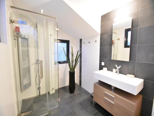 Et badeværelse på Villa in Kamperland with garden