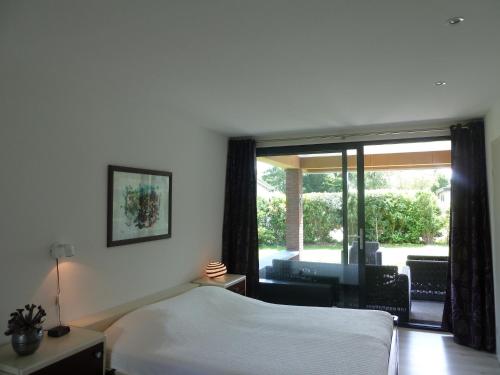 En eller flere senge i et værelse på Villa in Kamperland with garden