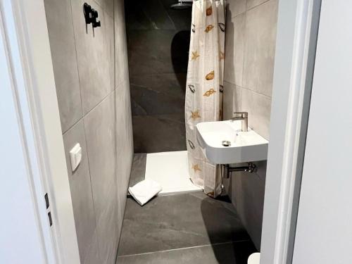 Ένα μπάνιο στο Holiday home in Voerendaal with garden