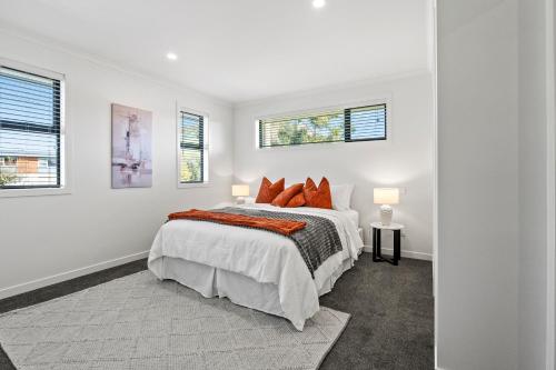 Ένα ή περισσότερα κρεβάτια σε δωμάτιο στο Kamo Oasis - Your Modern Home Away From Home