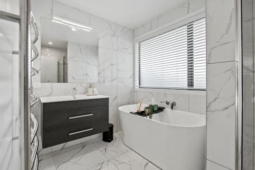 Ένα μπάνιο στο Kamo Oasis - Your Modern Home Away From Home