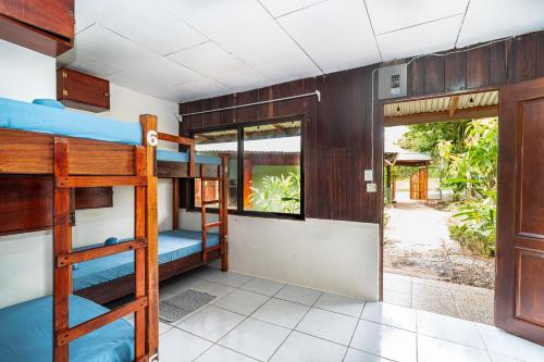 Giường trong phòng chung tại Jacobin Hostel & Cabins