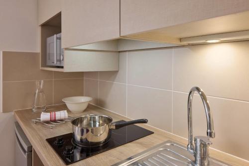 Kuchyň nebo kuchyňský kout v ubytování Quality Suites Mont-de-Marsan