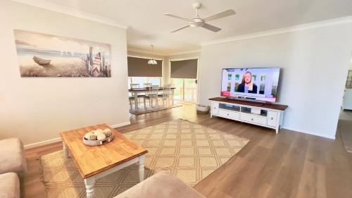 Μια τηλεόραση ή/και κέντρο ψυχαγωγίας στο Yamba Family Seascape