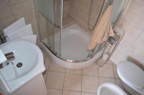 ein kleines Bad mit WC und Waschbecken in der Unterkunft Apartments Hedviga in Krk