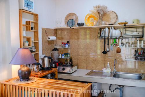 Kuchyň nebo kuchyňský kout v ubytování Hidden Gem - 5 min Beach, Soft Mattress, Cozy Balcony, Work & Workout zones