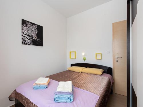 ein Schlafzimmer mit zwei Betten mit Handtüchern darauf in der Unterkunft Apartment in Nevidane near White Mountains in Neviđane