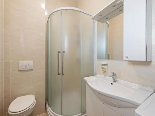 ein Badezimmer mit Dusche, Waschbecken und Toilette in der Unterkunft Apartment in Nevidane near White Mountains in Neviđane